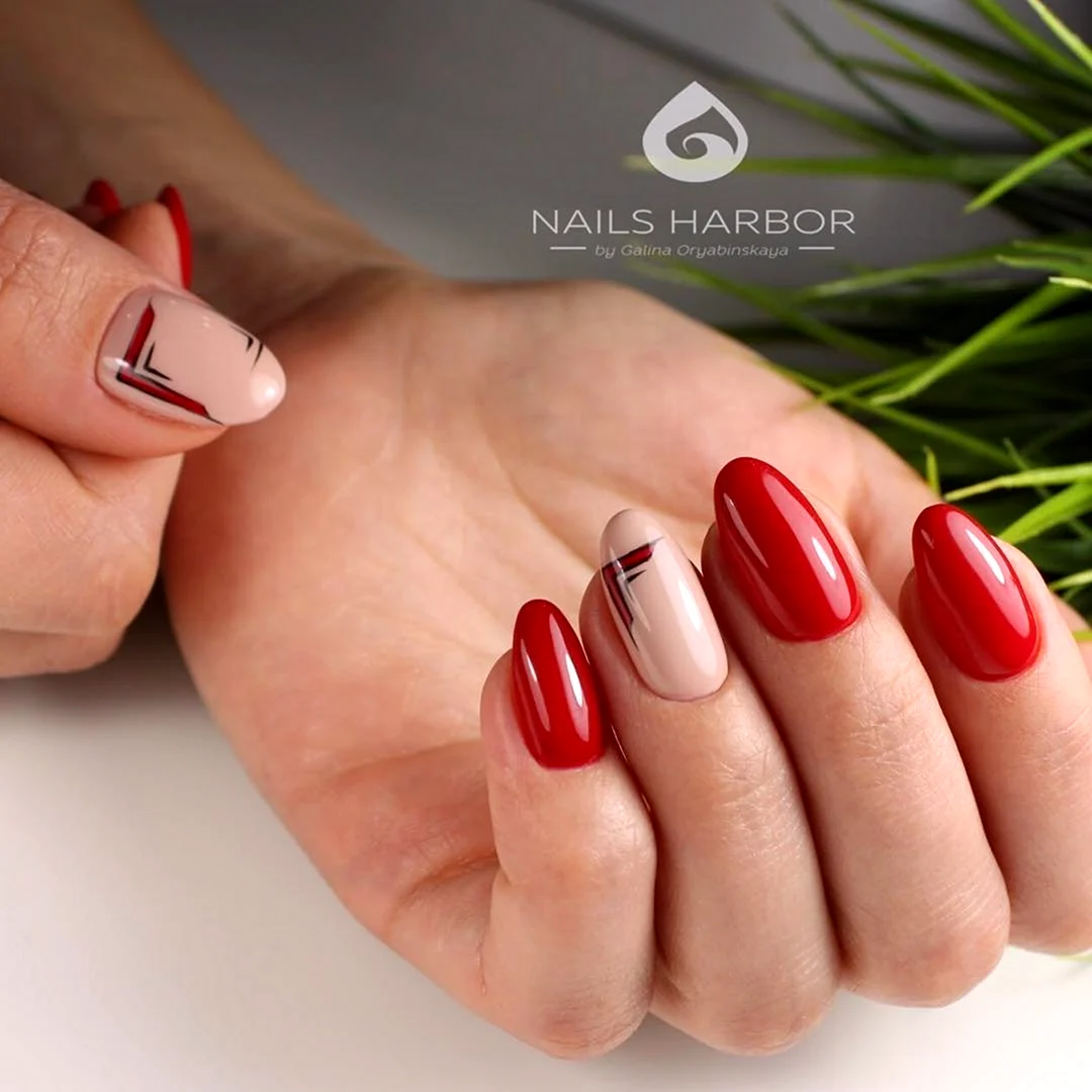 Ногти красные с бежевым