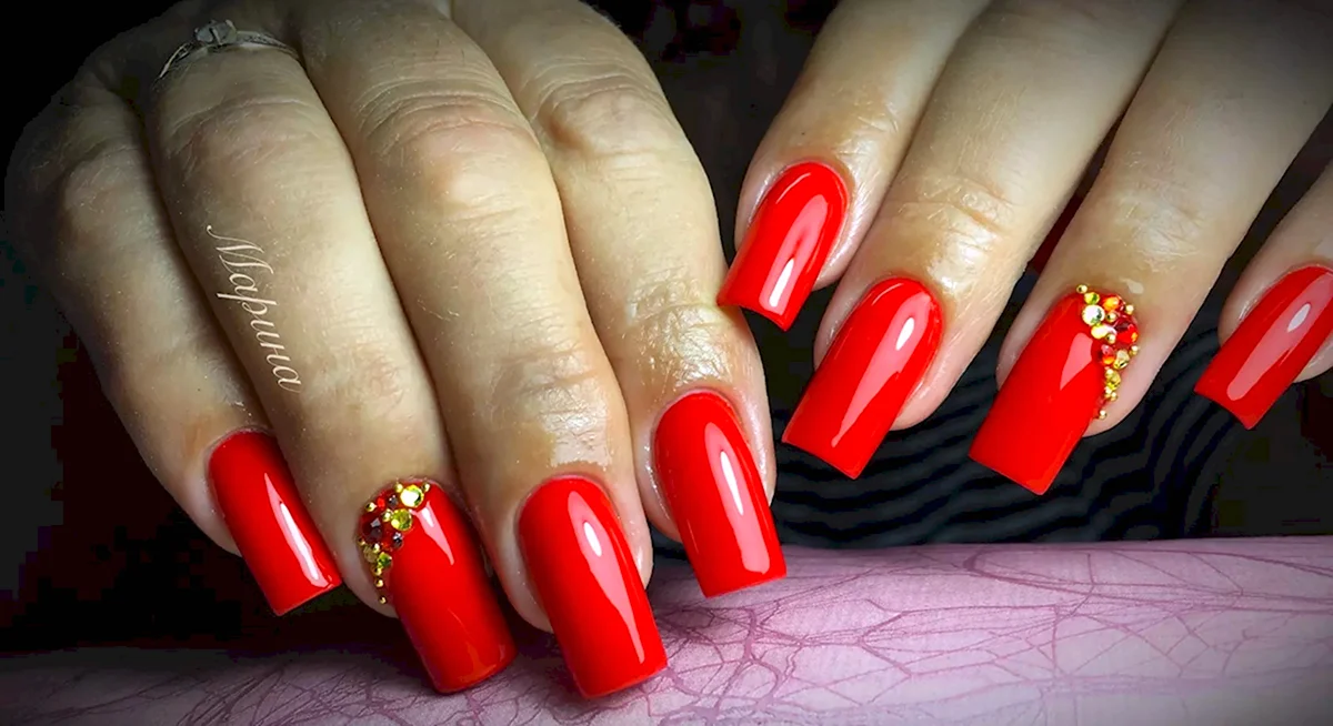 Ногти красные с золотом квадратные