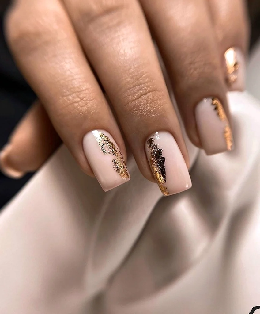 Бежевый маникюр с фольгой