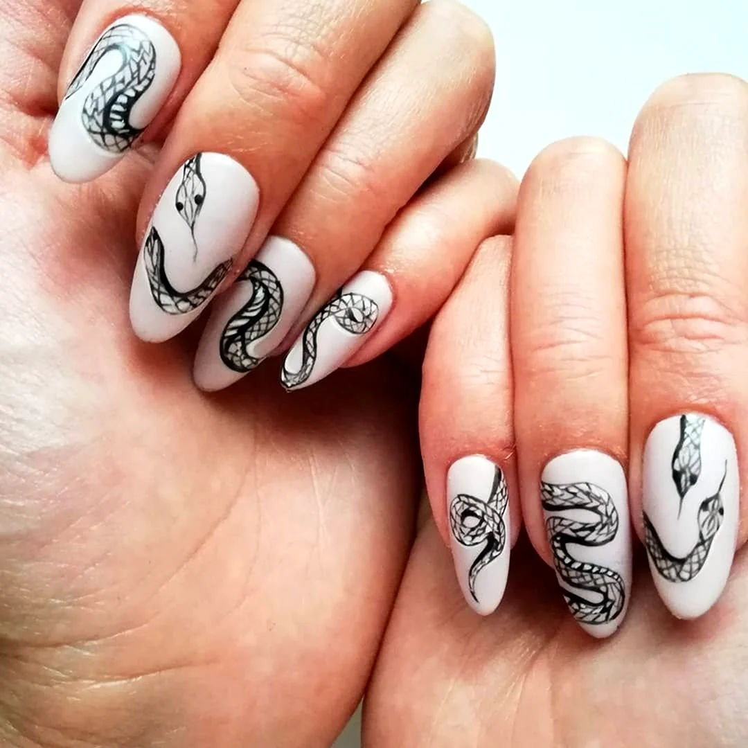 Маникюр со змеями