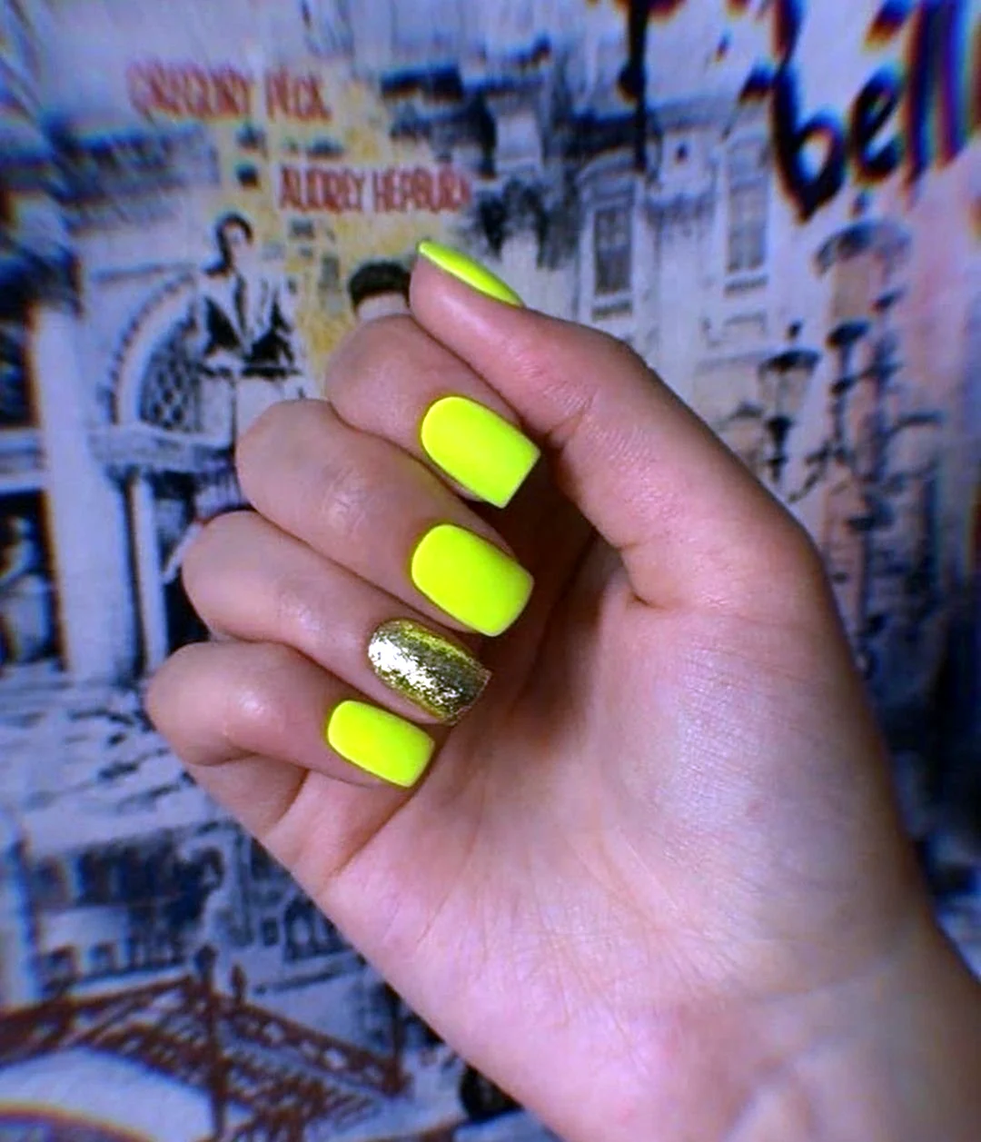 Неоновый желтый маникюр на короткие ногти