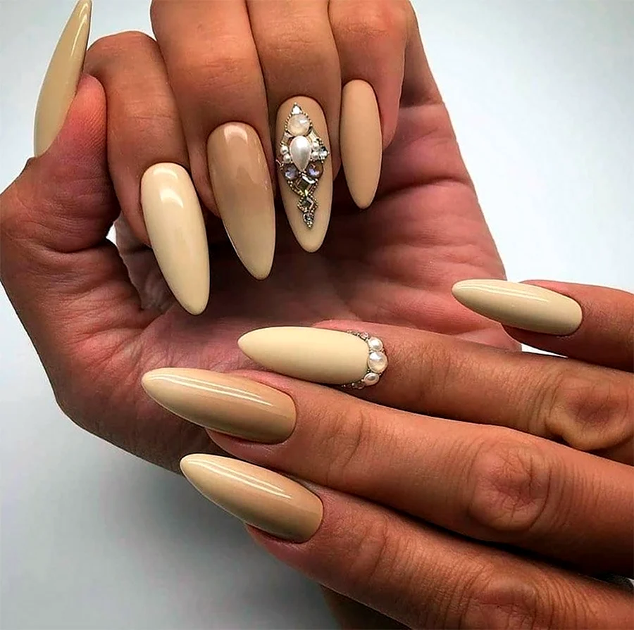 Маникюр нюд беж миндаль