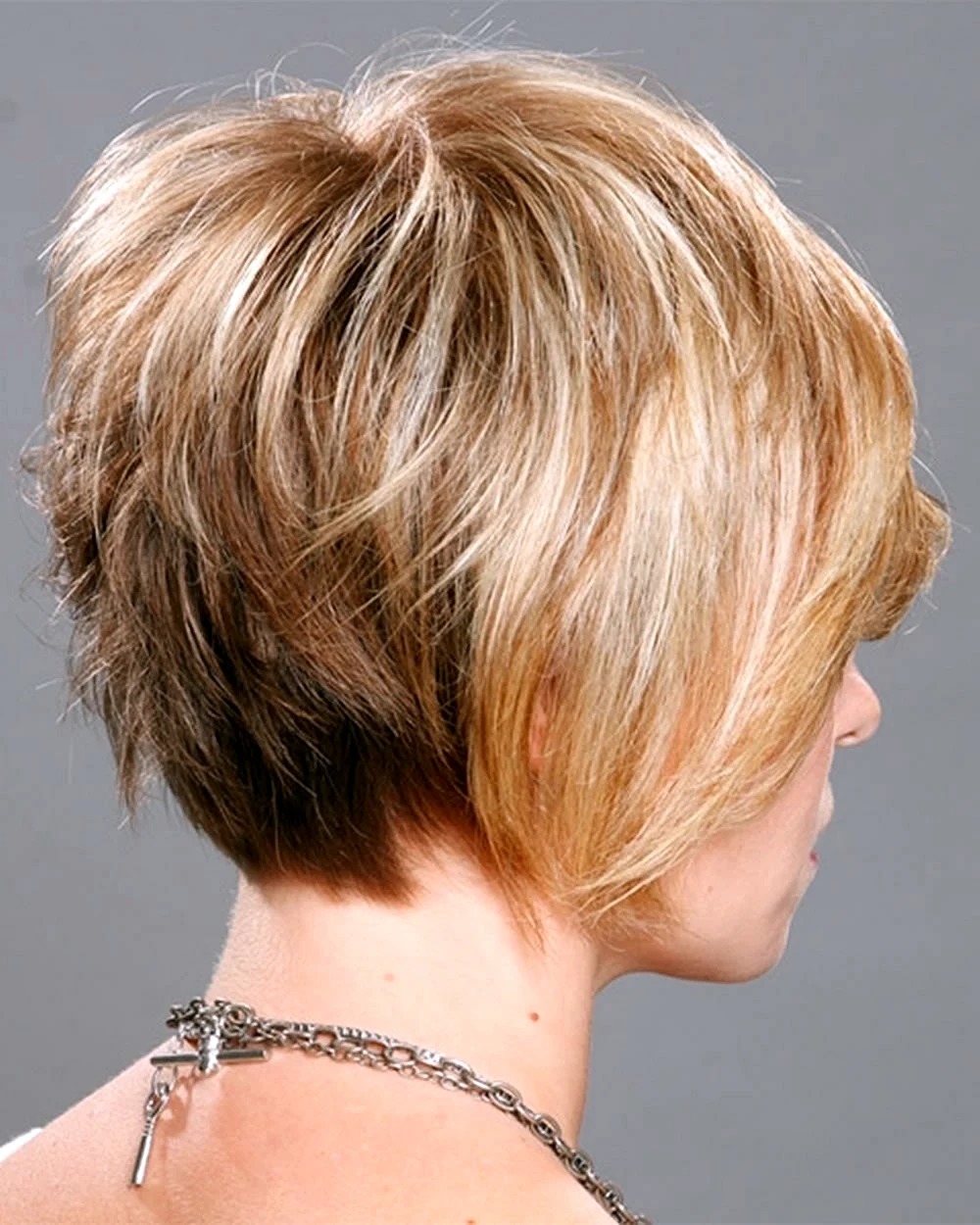 Стрижка Боб градуированный на короткие тонкие волосы