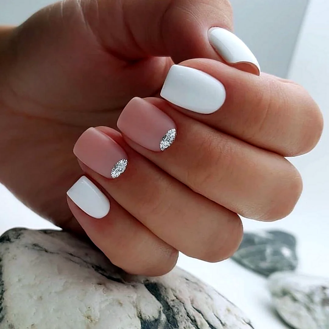 Белый маникюр