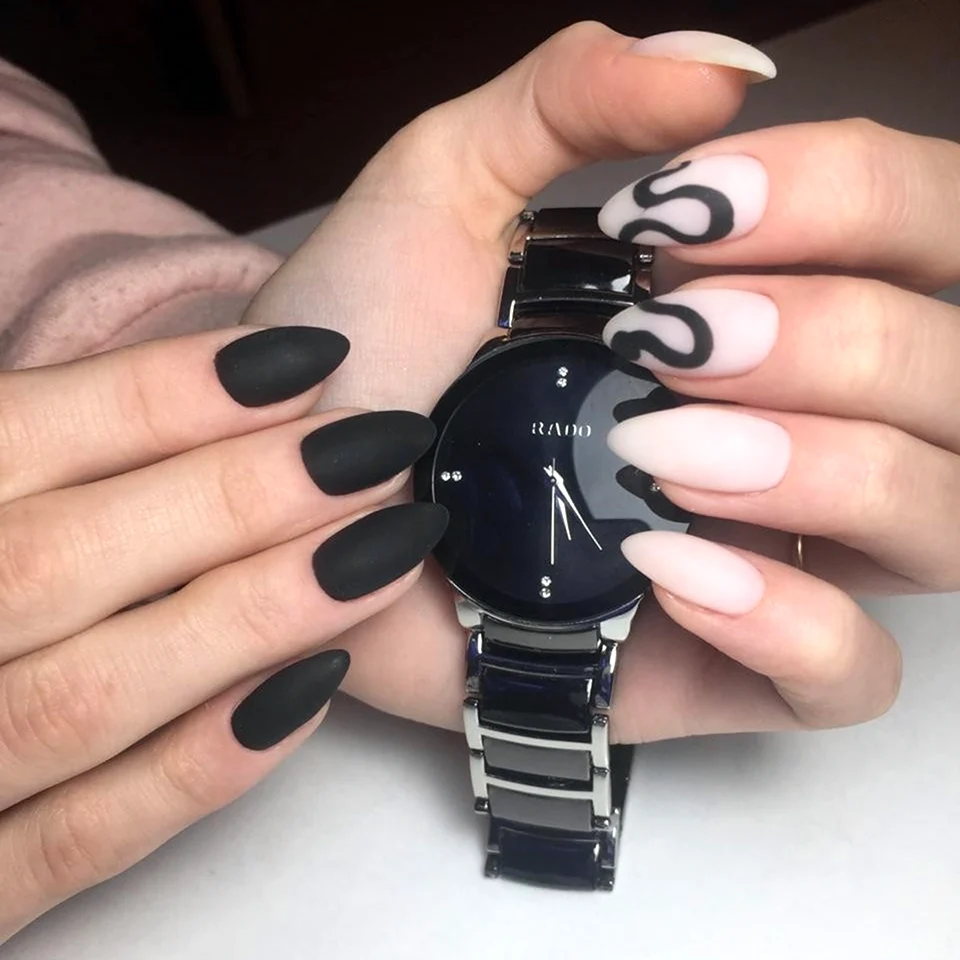 Чёрные матовые ногти со змеей