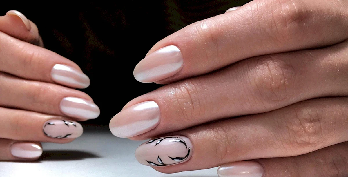 Нюдовый жемчужный маникюр