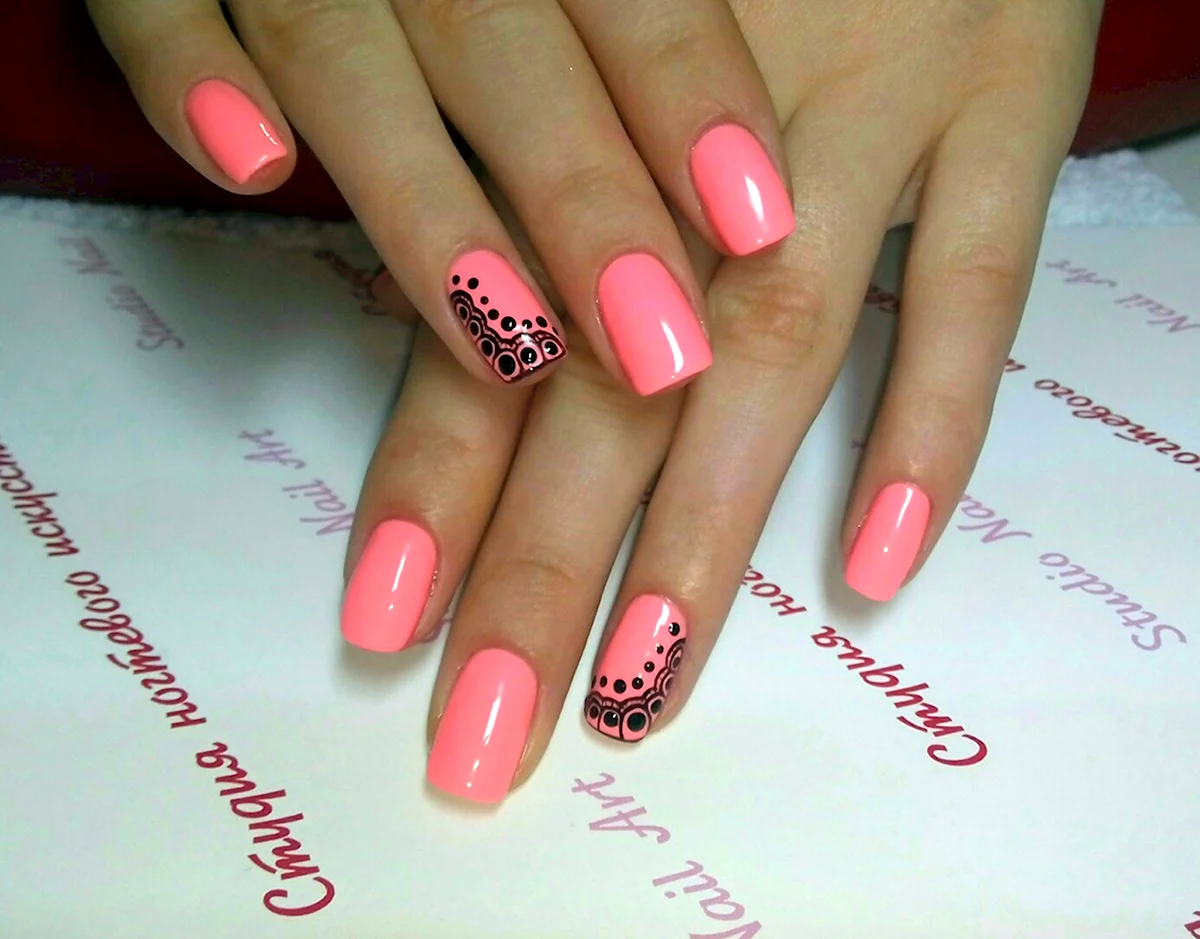 Маникюр яркий однотонный с рисунком