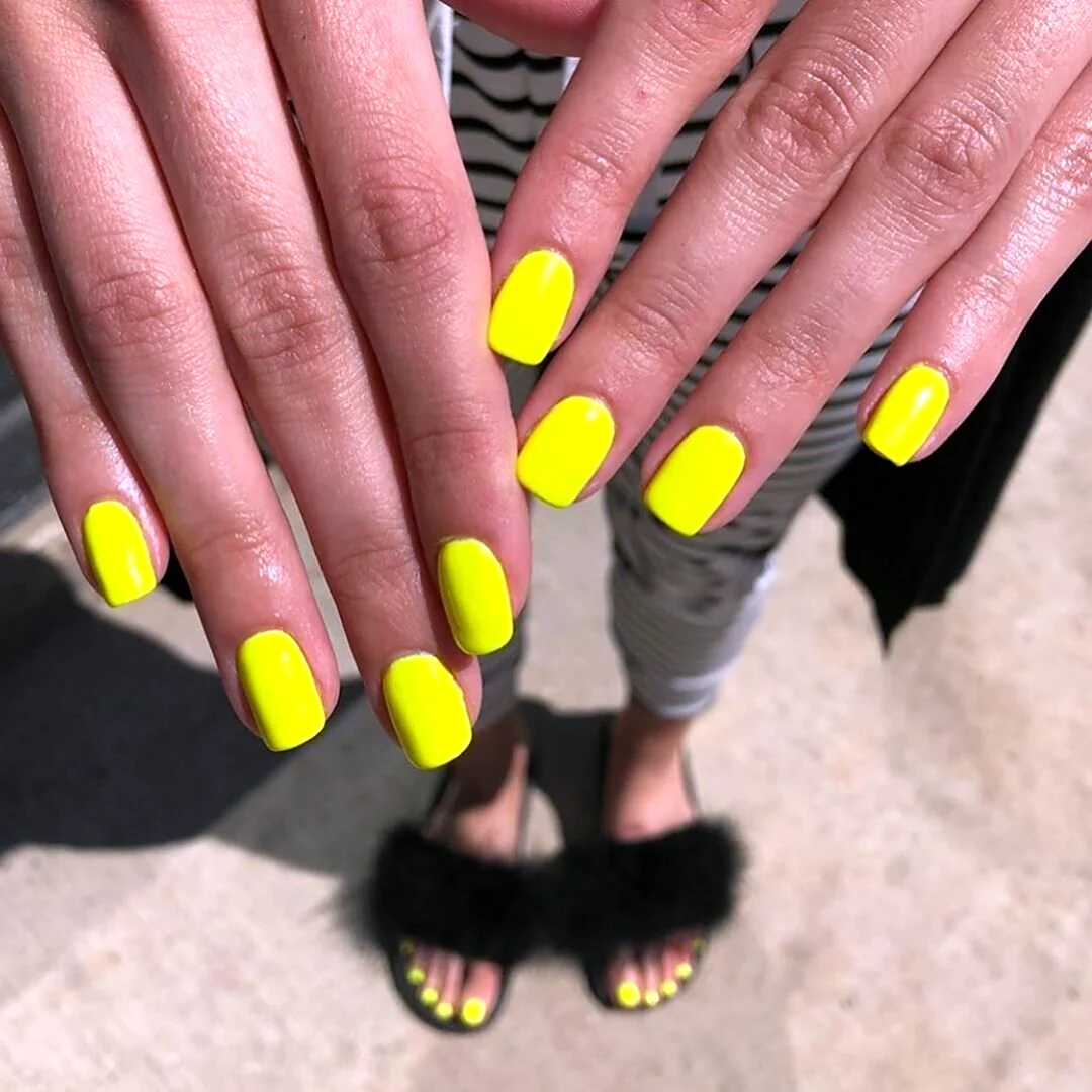 Неоновые желтые ногти