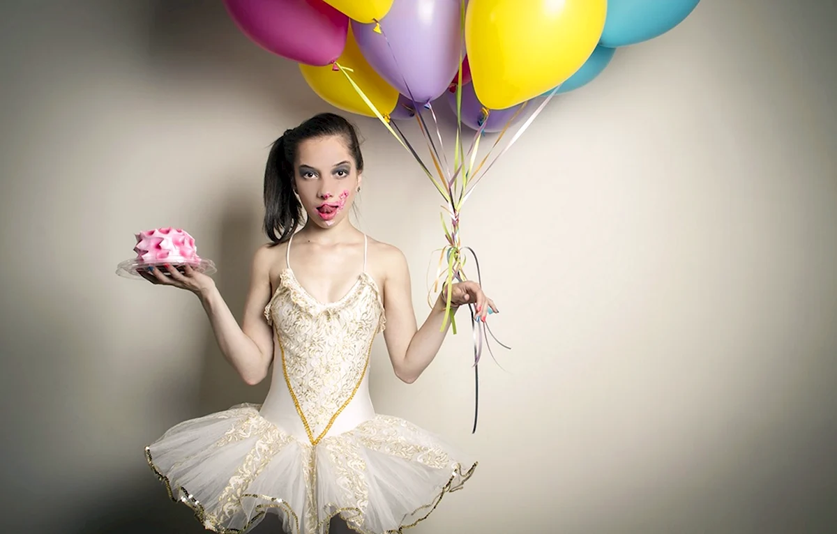 Фотосессия с тортом девушки в студии