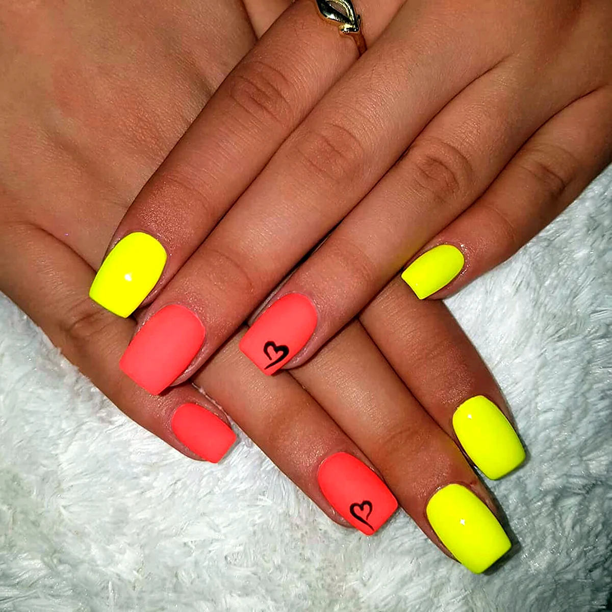 Маникюр на лето короткие яркие Неоновые