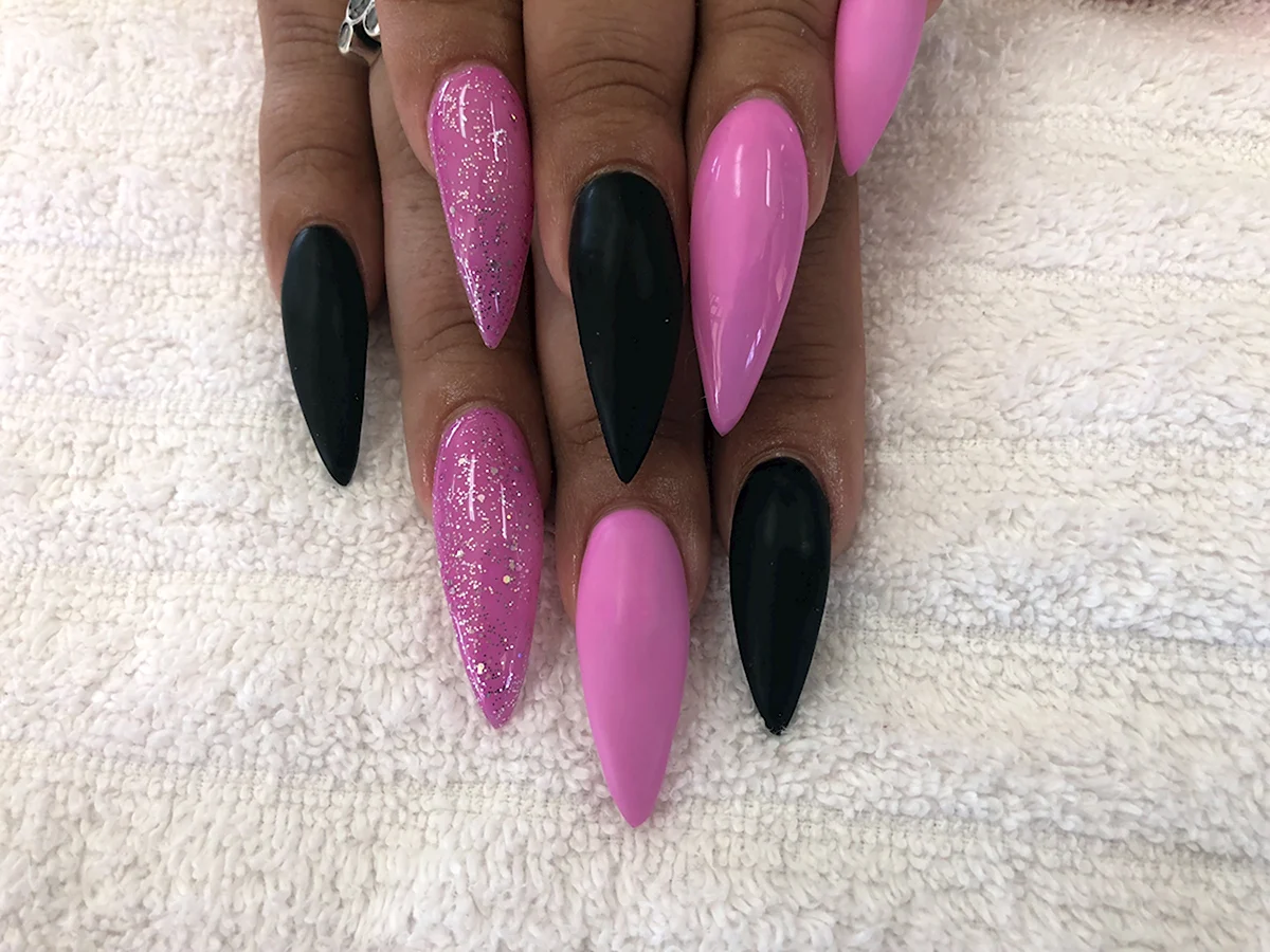 Чорний манікюр з рожевим мигдаль.