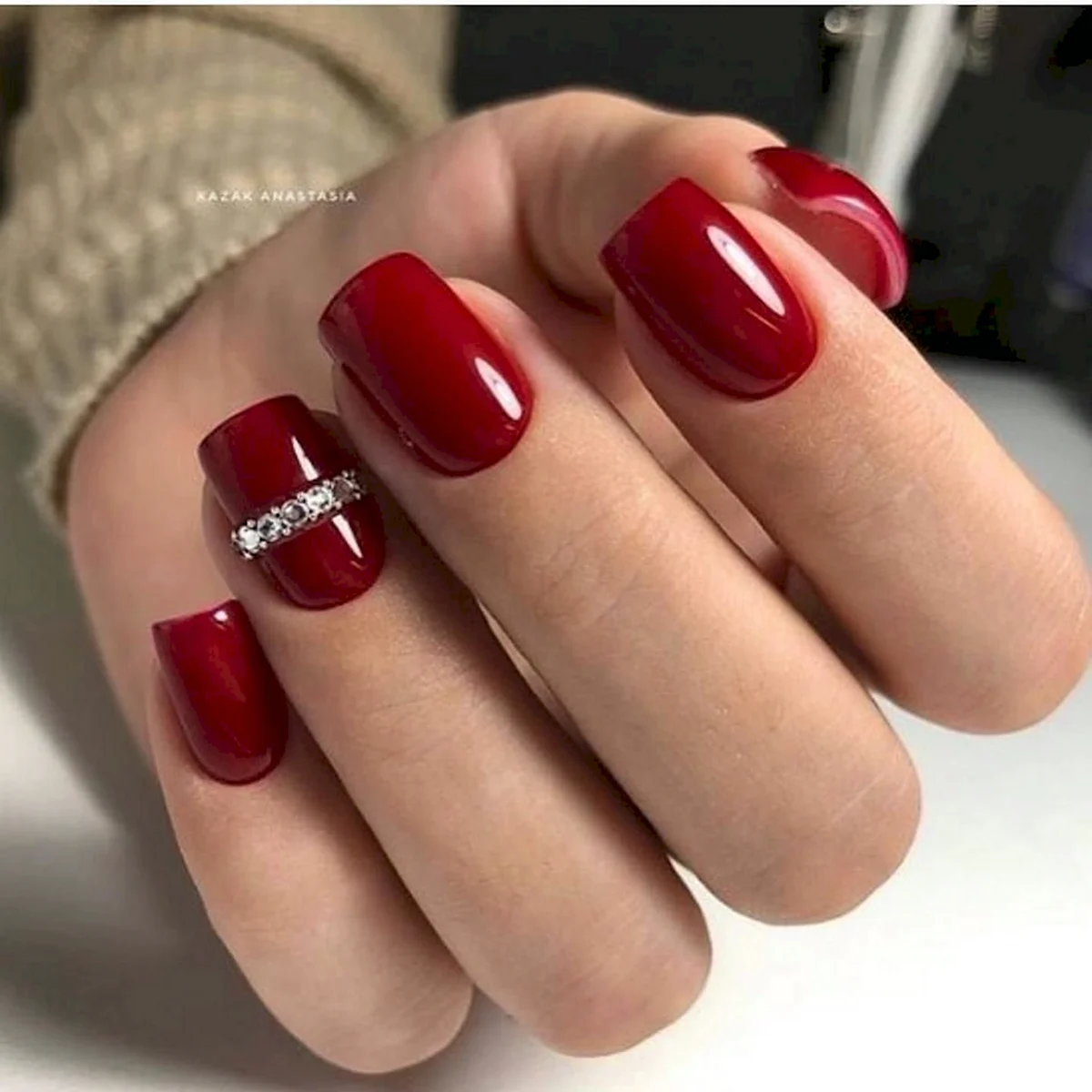 Красные ногти квадрат