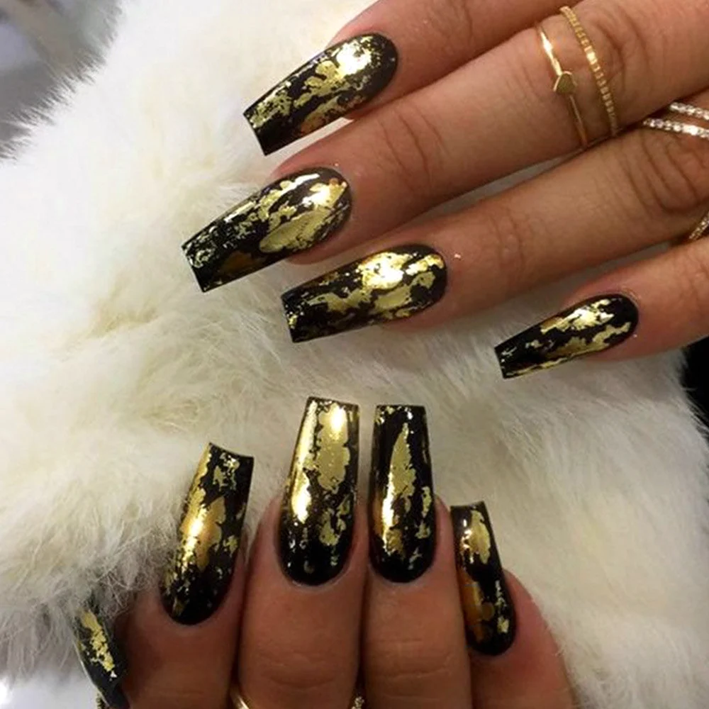 Манікюр на довгі нігті золото