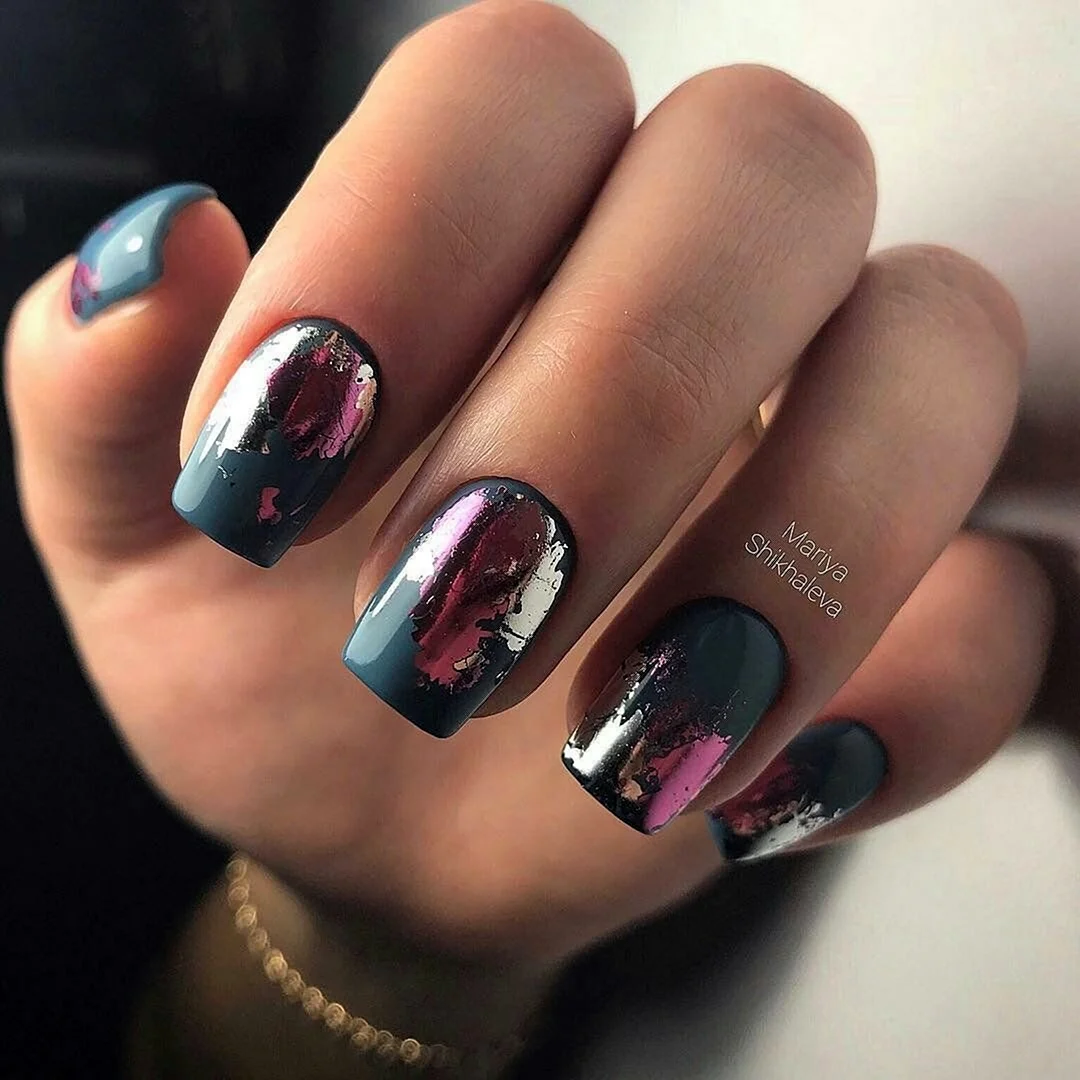 Манікюр із фольгою