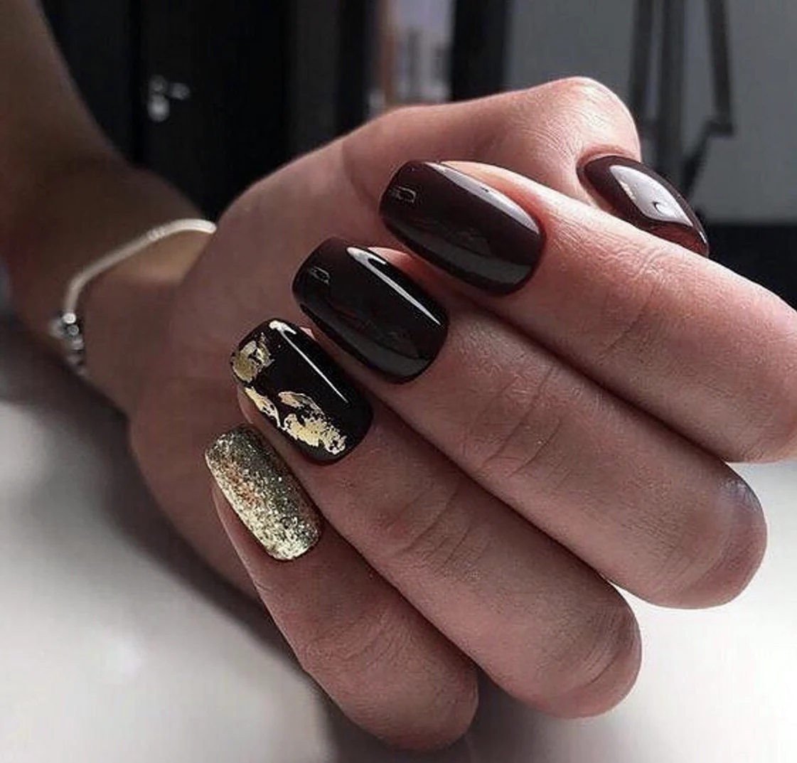 Чорний манікюр із золотом