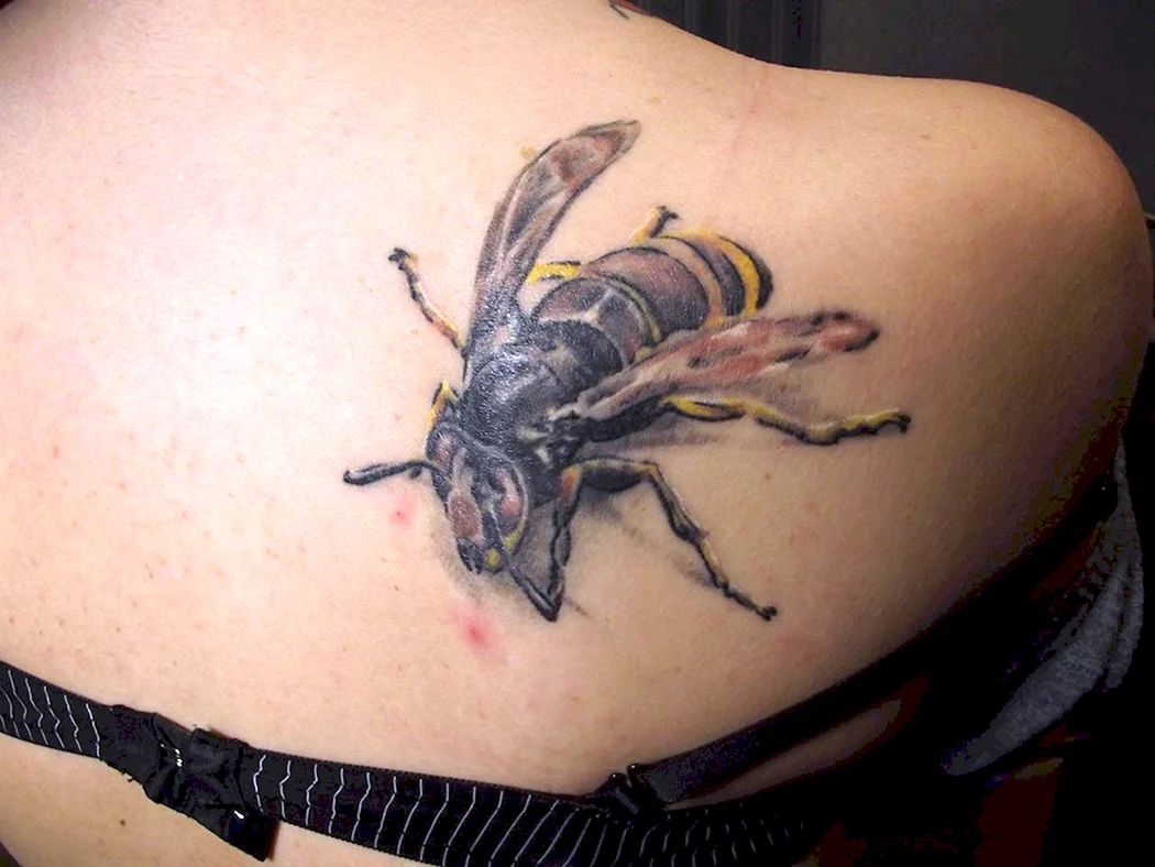 Тату пчела для девушек