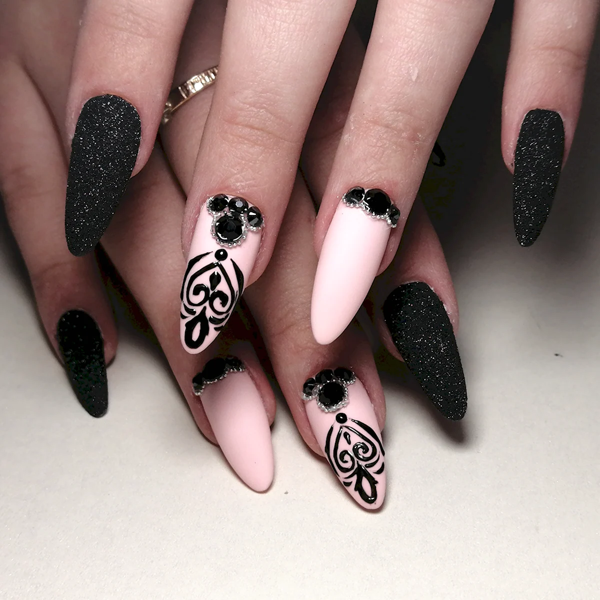 Чорні візерунки на нігтях