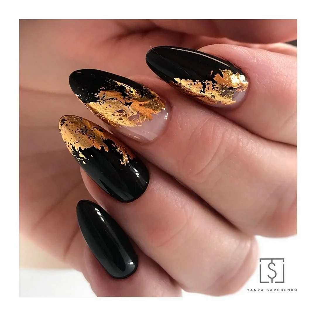 Чорний манікюр із золотом
