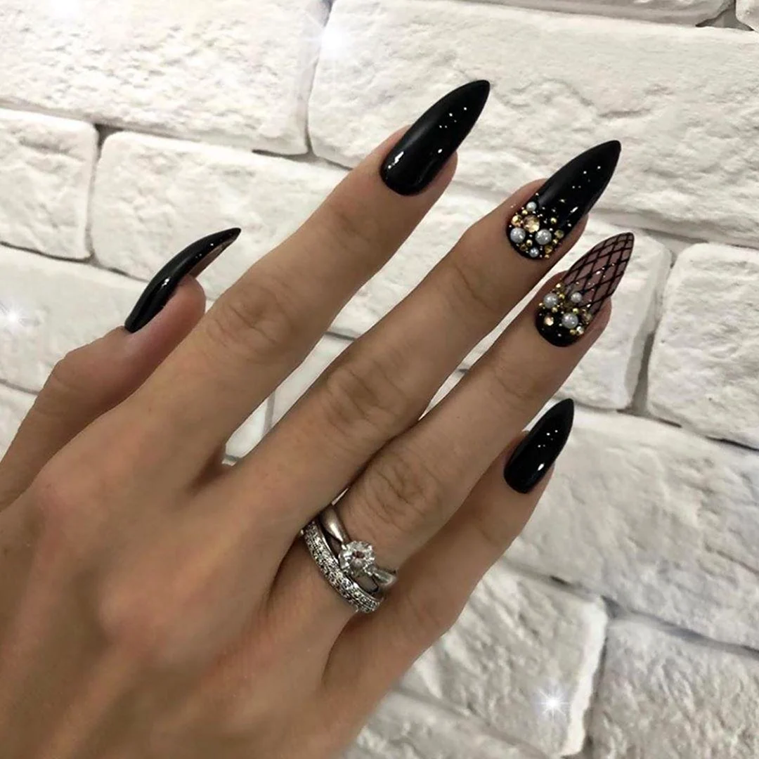 Манік 2022 мигдаль чорний