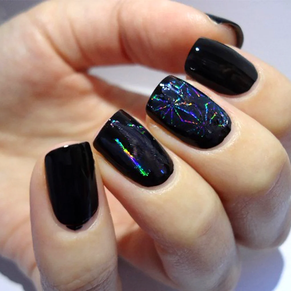 Чорний манікюр із фольгою