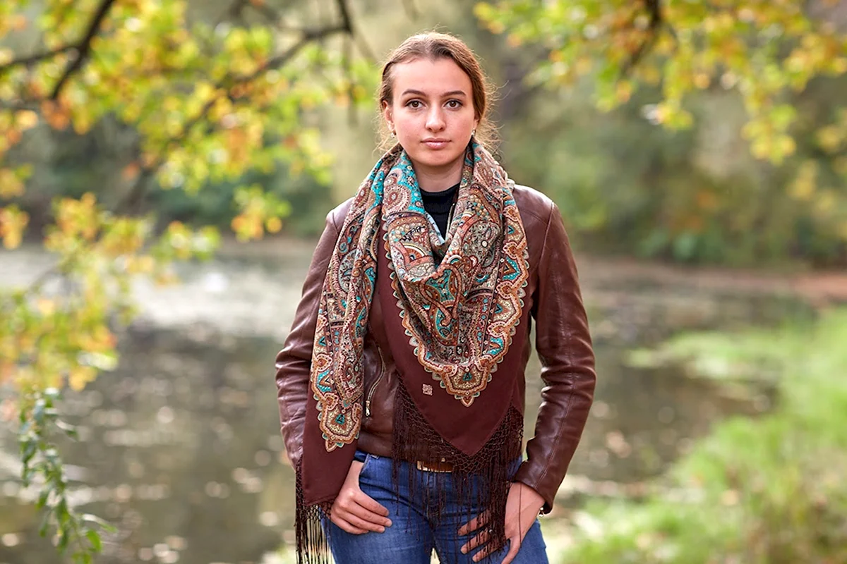 Павлопосадська хустка в місячному світлі