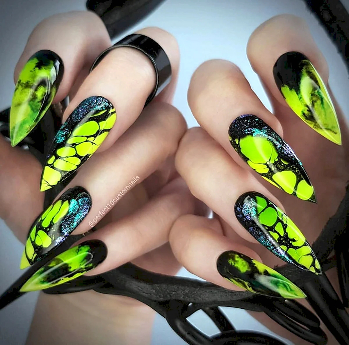Чорно салатові нігті