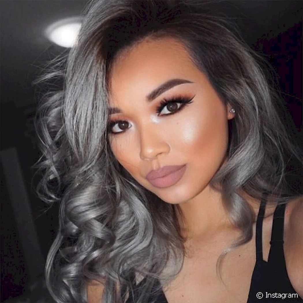 Попелястий колір волосся на смаглявих дівчатах.