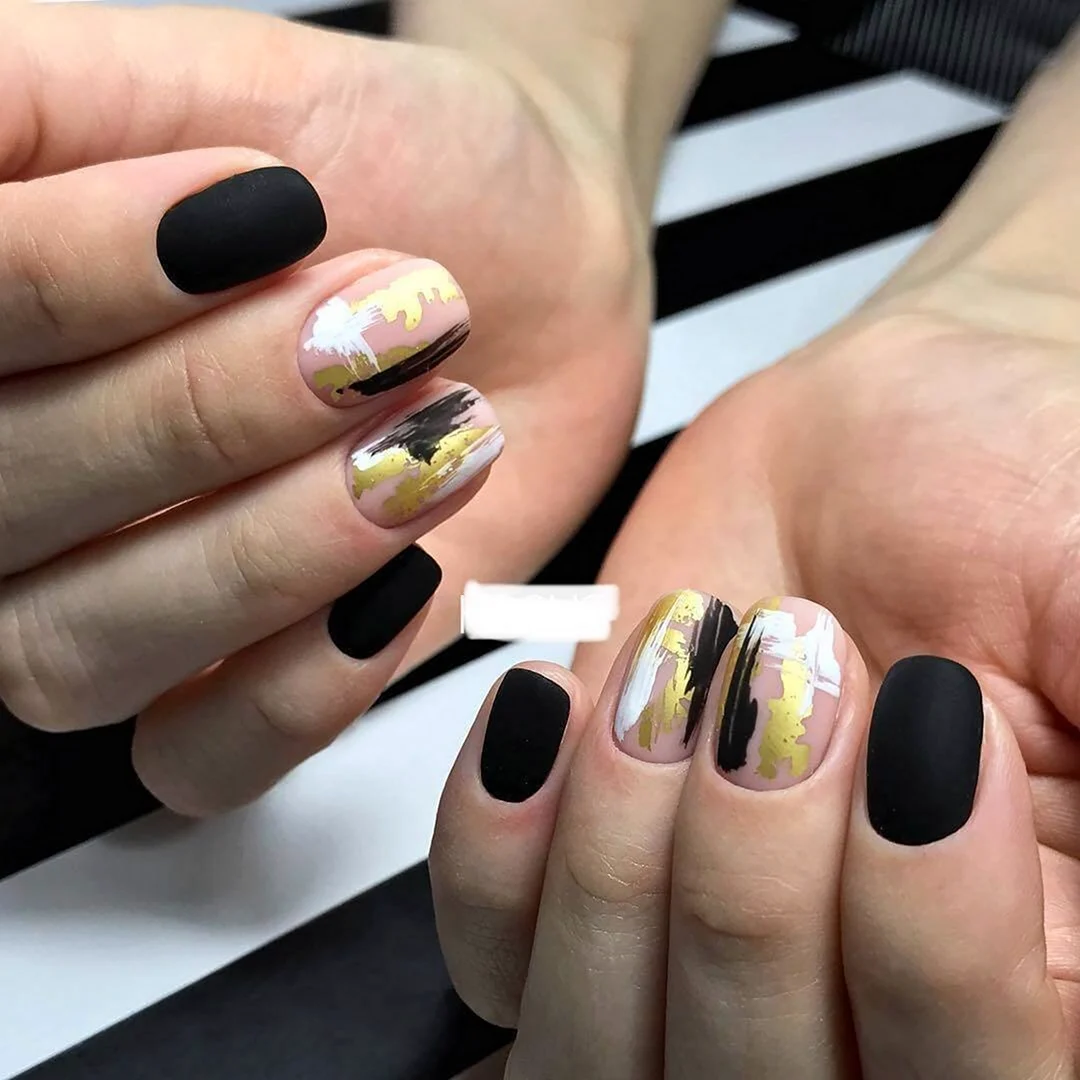 Манікюр на короткі нігті з мазками