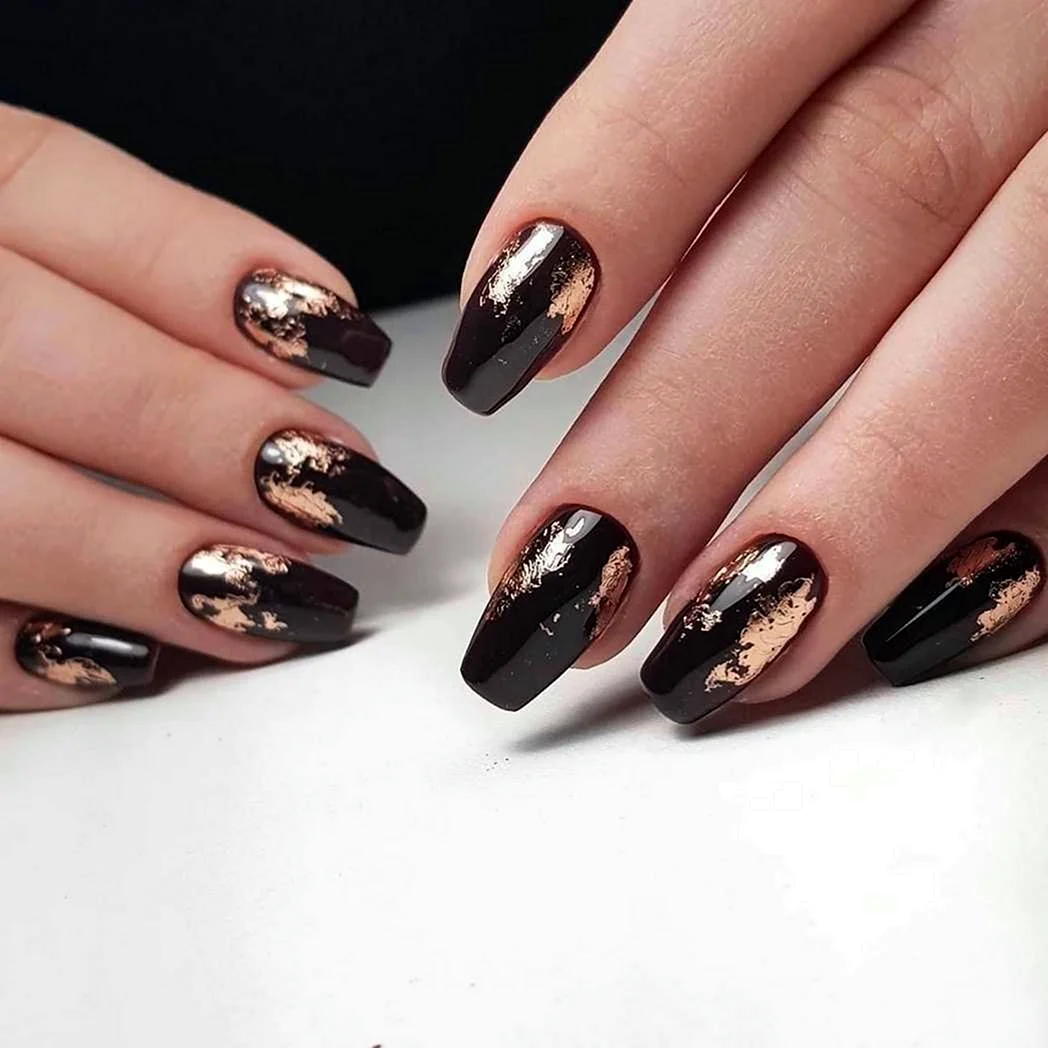Чорний манікюр із фольгою