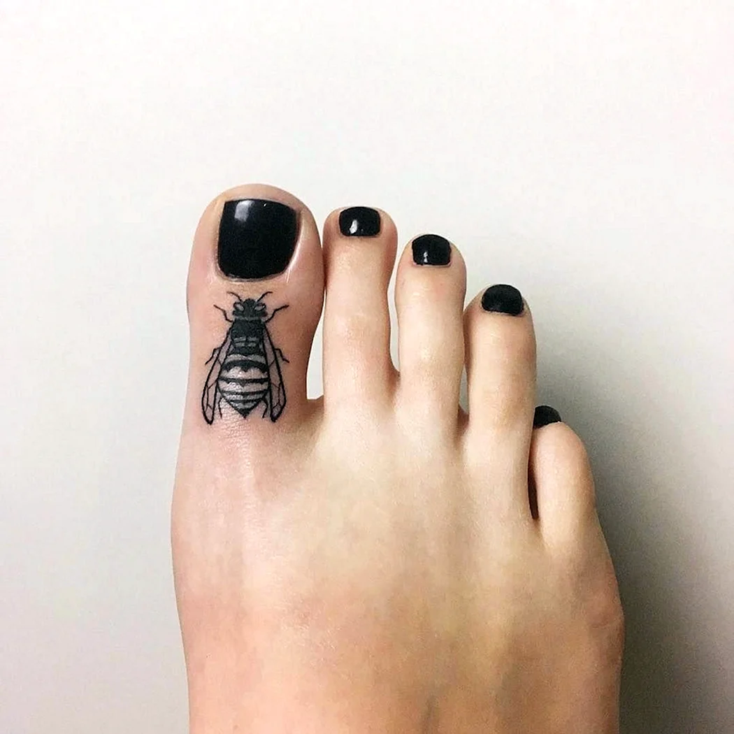Тату на пальцах ног