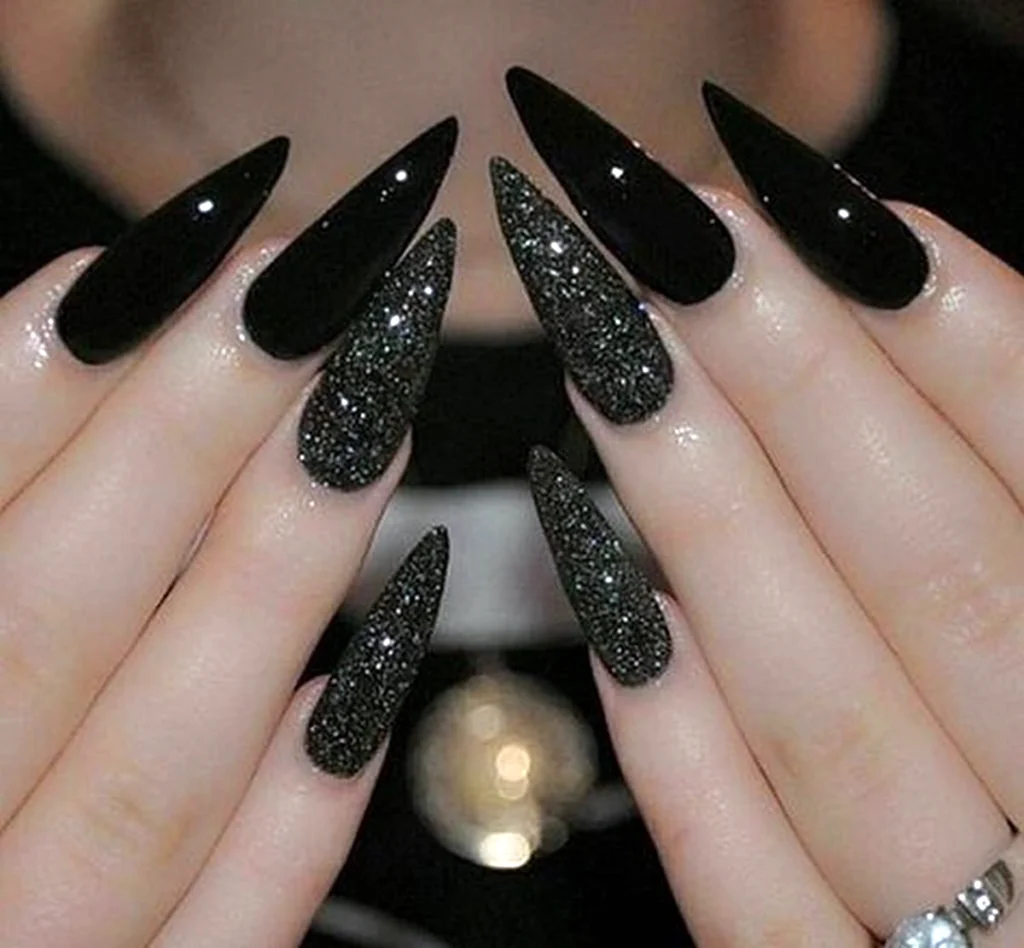 Манікюр на довгі нігті гострі