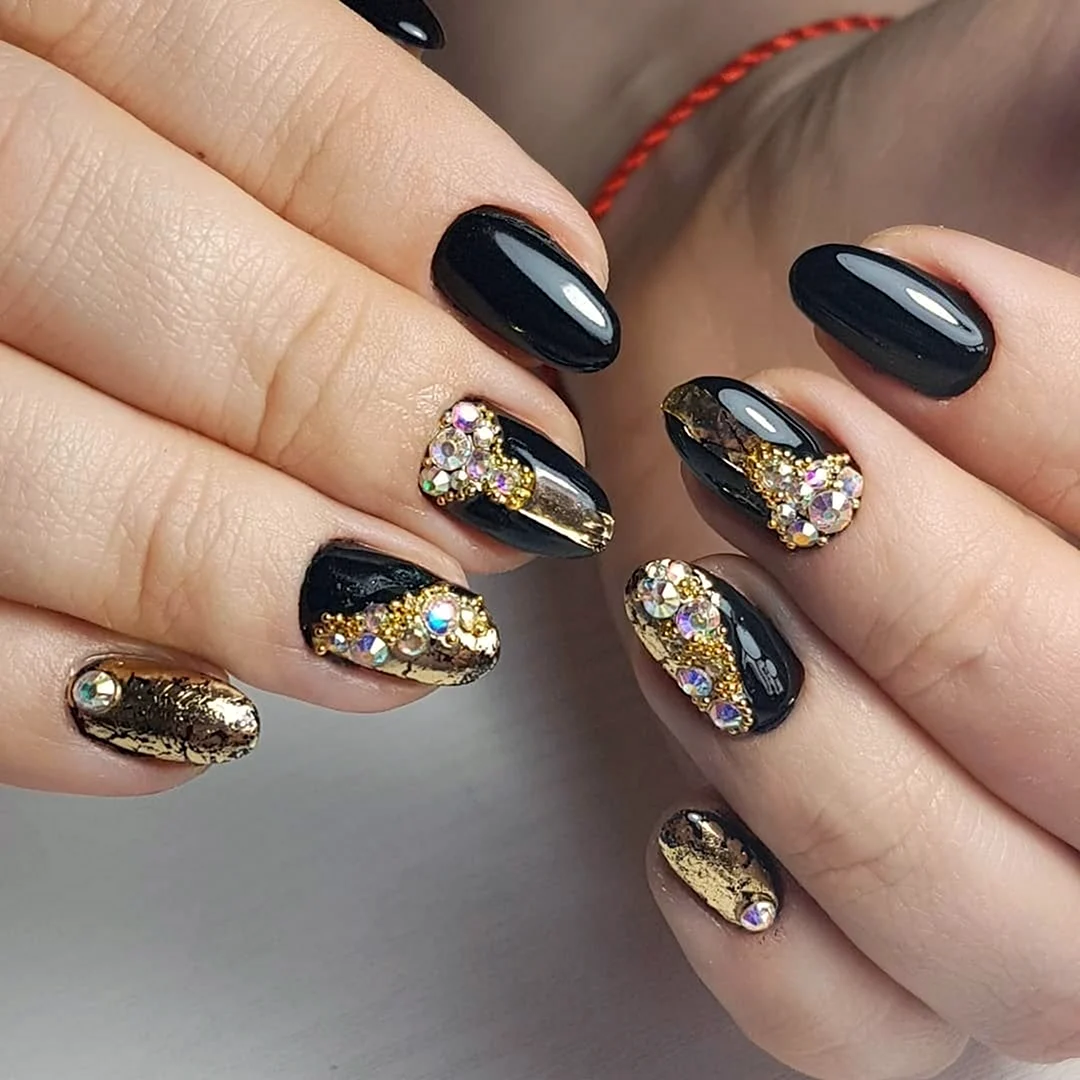 Манікюр із золотом та стразами