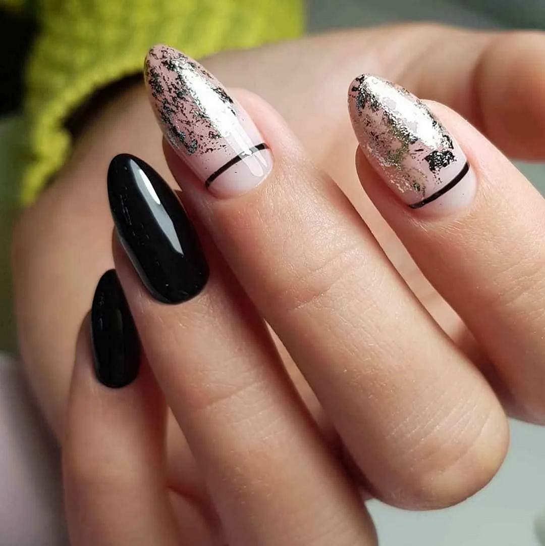 Чорний манікюр із фольгою