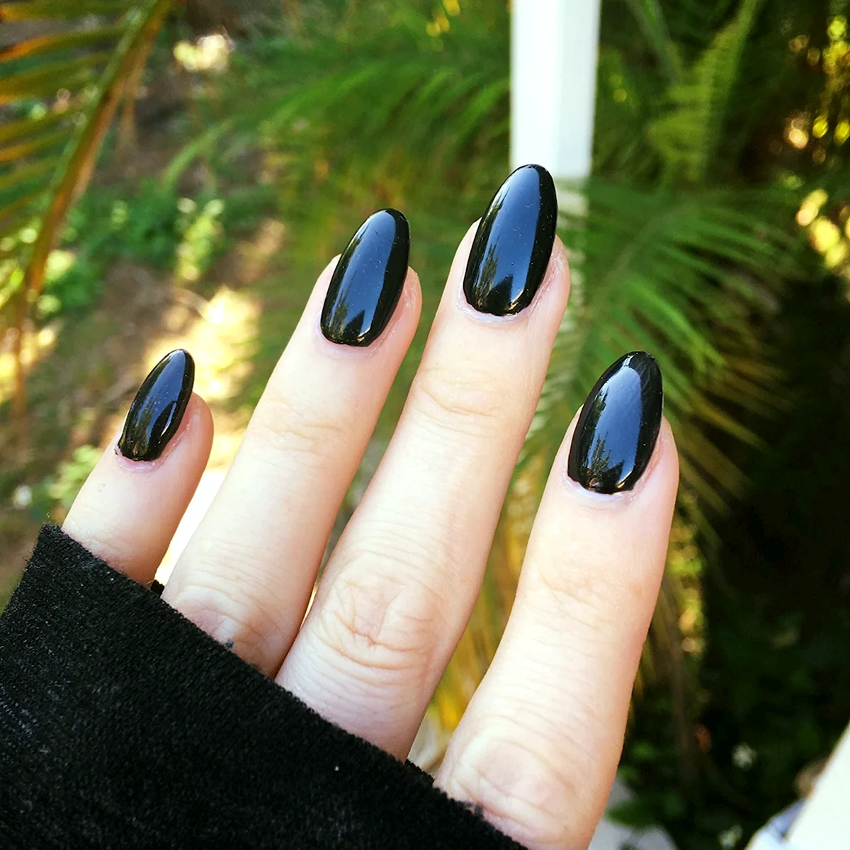 Нігті Алмонд чорні