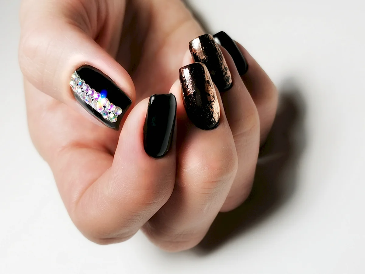 Чорні нігті з фольгою
