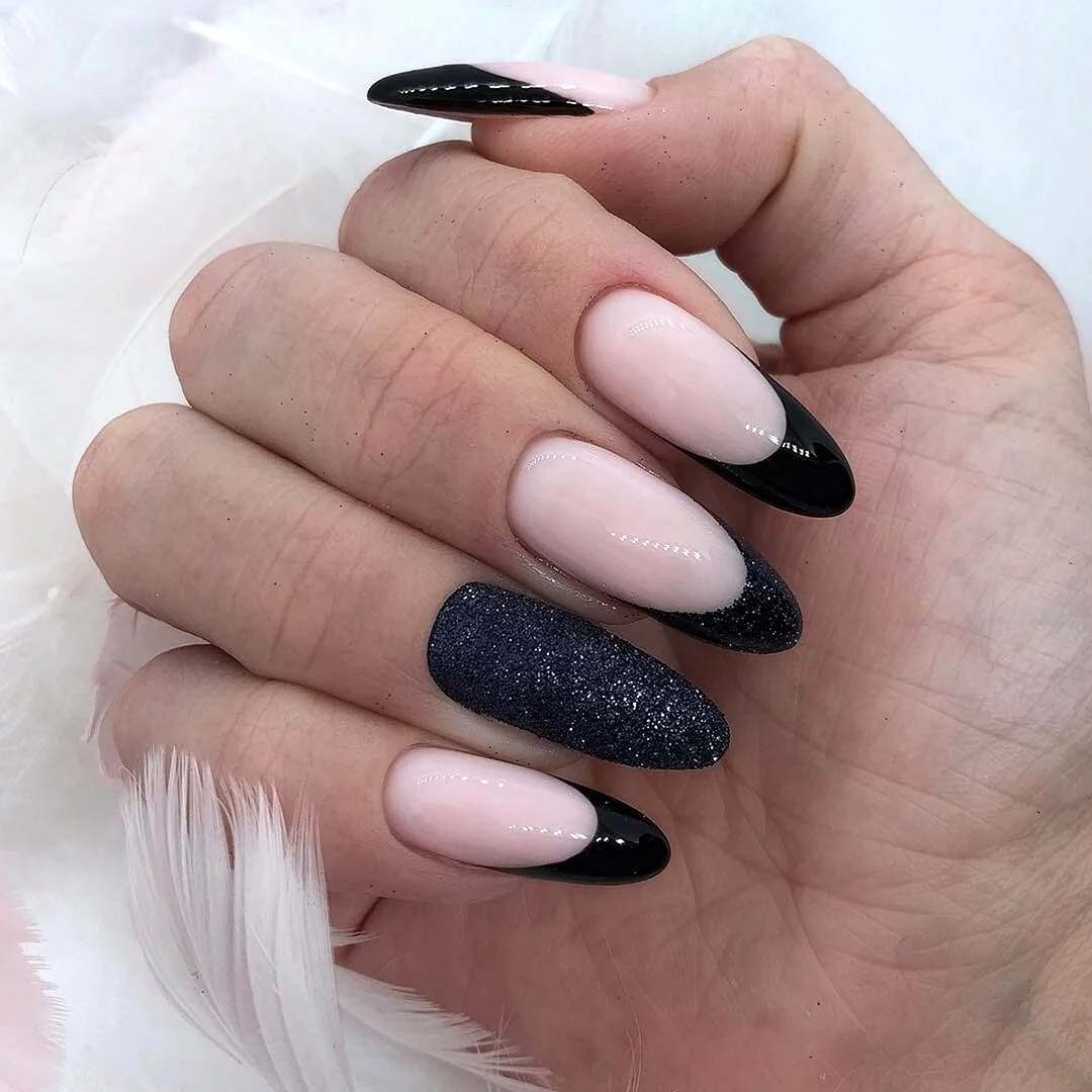 Чорний матовий френч на мигдаль