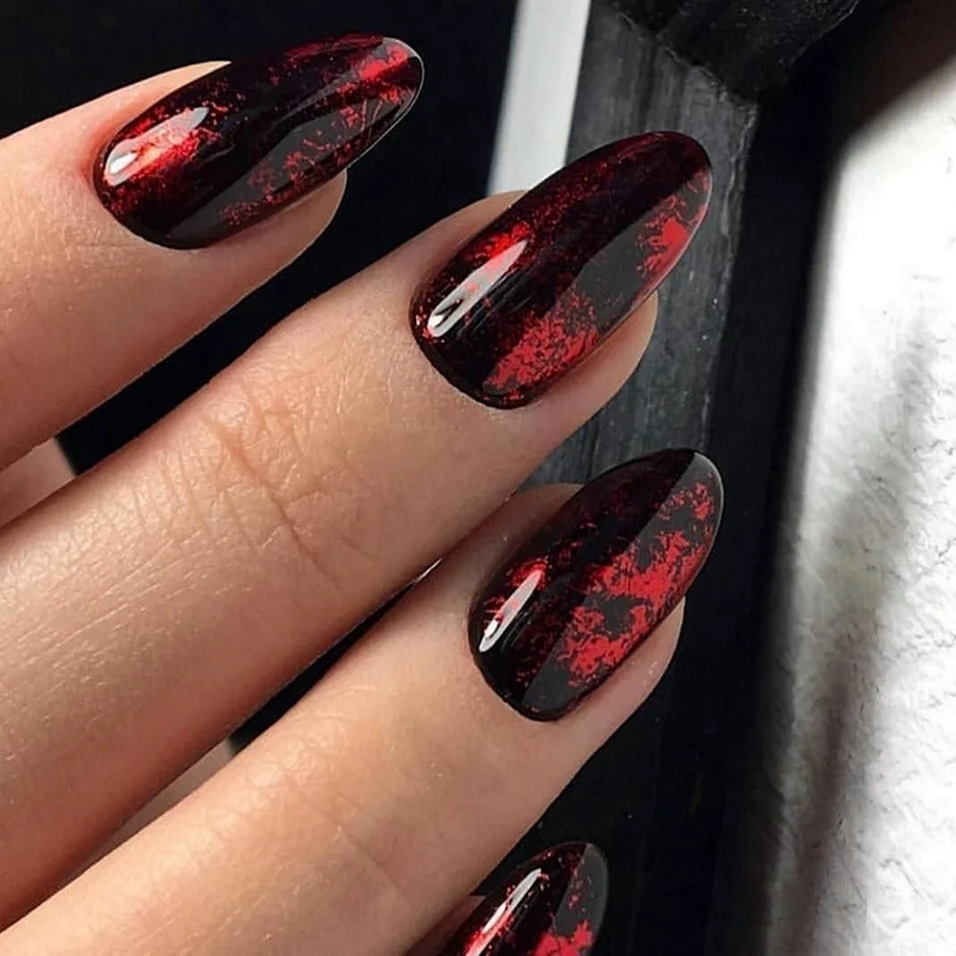 Червоний манікюр з чорним