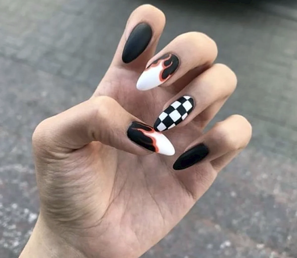 Манікюр у клітинку чорно білий матовий