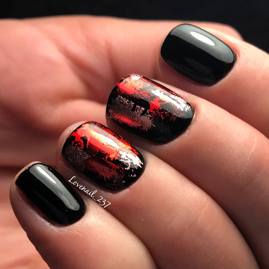 Чорні нігті з фольгою