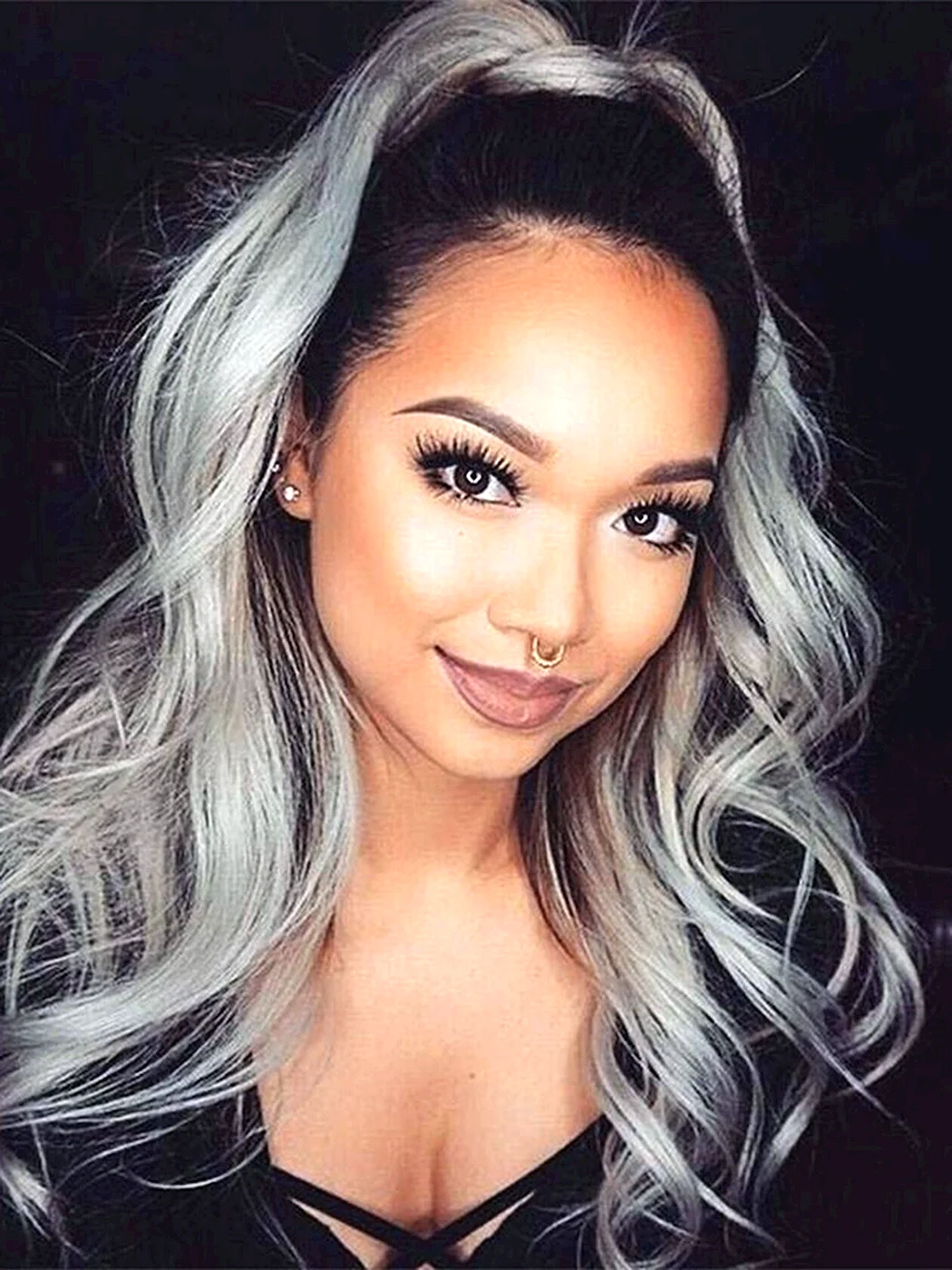 Смагляві дівчата з попелястим волоссям