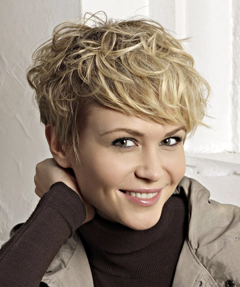 Стрижка Піксі на середнє кучеряве волосся для жінок