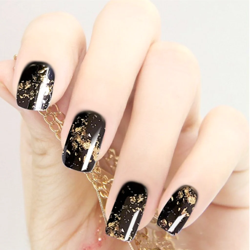 Нігті чорні із золотом