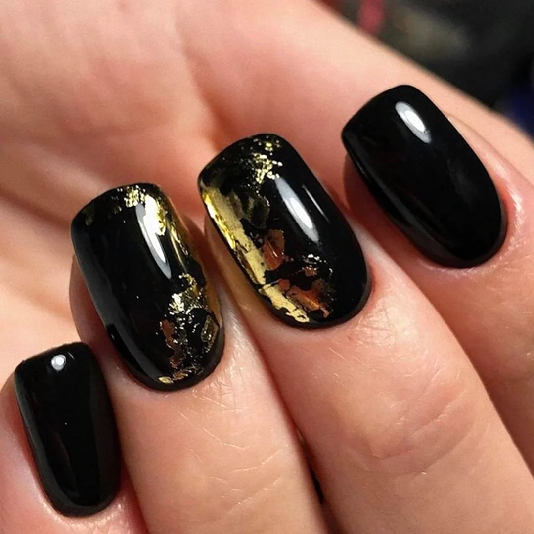 Чорний манікюр із золотом