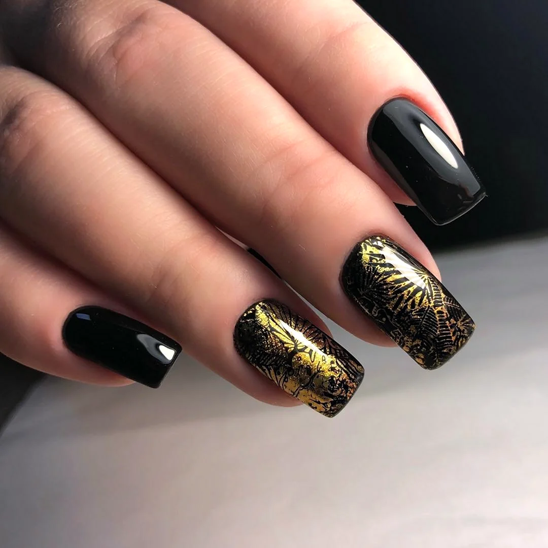 Чорно-золотий манікюр