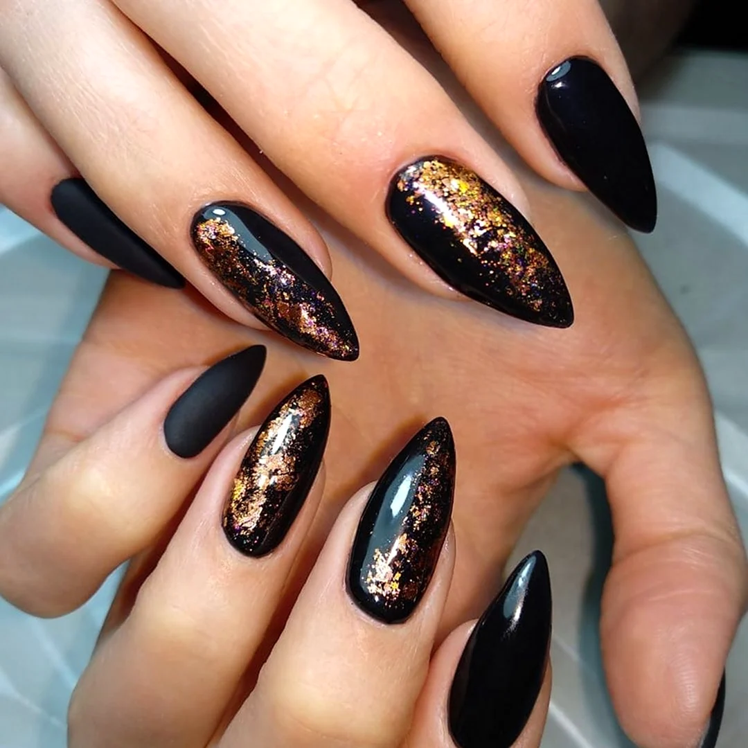 Чорний манікюр із фольгою