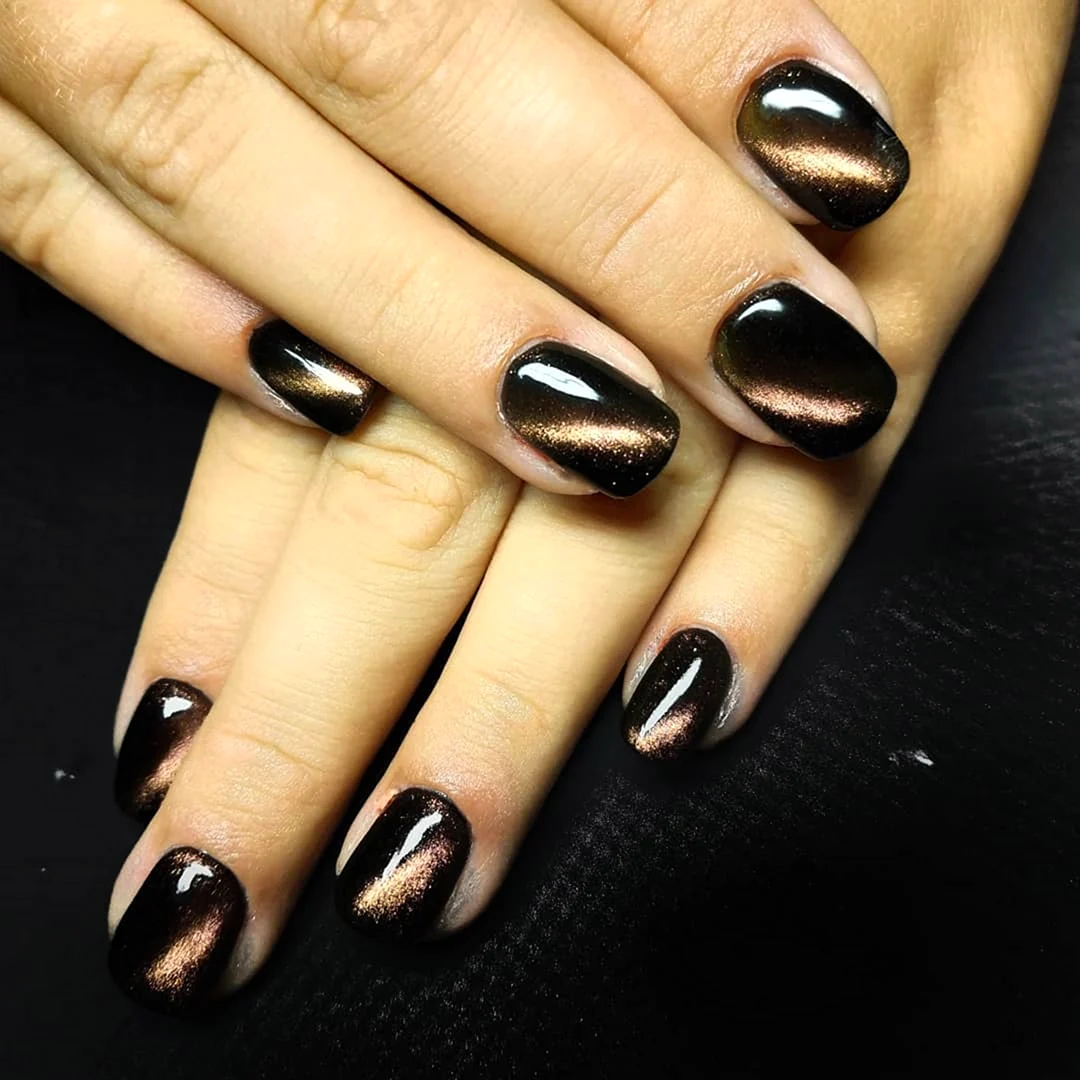 Манікюр чорне котяче око