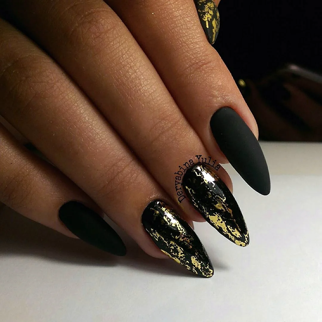 Чорний манікюр із золотом