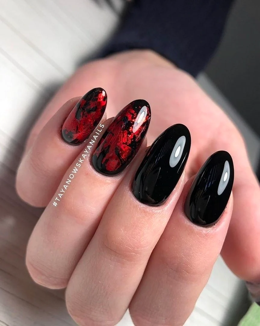 Червоний манікюр з чорним