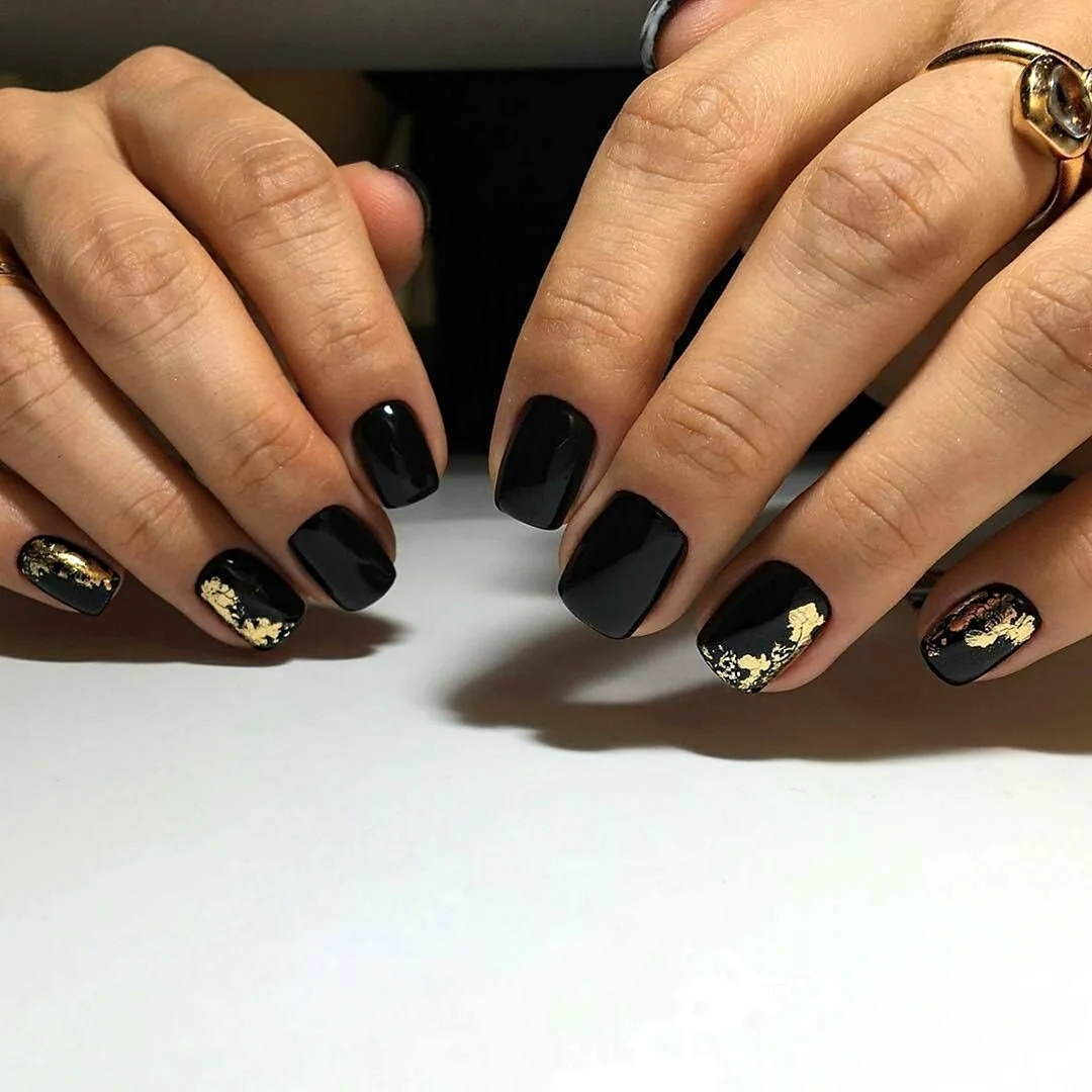 Чорні нігті з фольгою