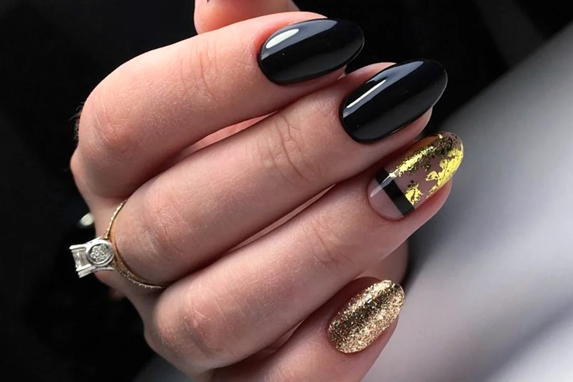 Нігті чорні із золотом